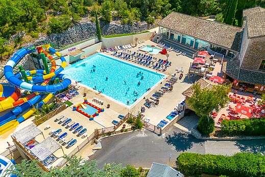 Piscina exterior, toboganes acuáticos gigantes en el camping CLICOCHIC Château de Boisson (30).