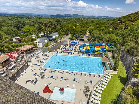 Piscina exterior, toboganes acuáticos en el camping CLICOCHIC Château de Boisson (30).