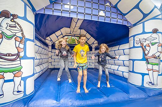 Castillo hinchable para ni�os, diversi�n garantizada en el camping CLICOCHIC Ch�teau de Boisson (30).