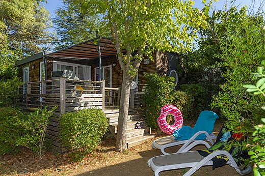Mobil-home con terraza de madera en el camping CLICOCHIC Ch�teau de Boisson.