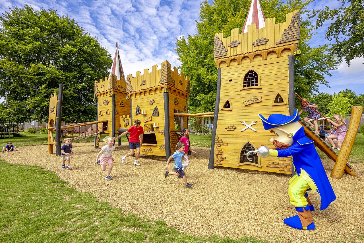 Castillo de juegos, ni�os y mascota en el camping CAPFUN Ch�teau de Galin�e en SAINT CAST LE GUILDO (22).