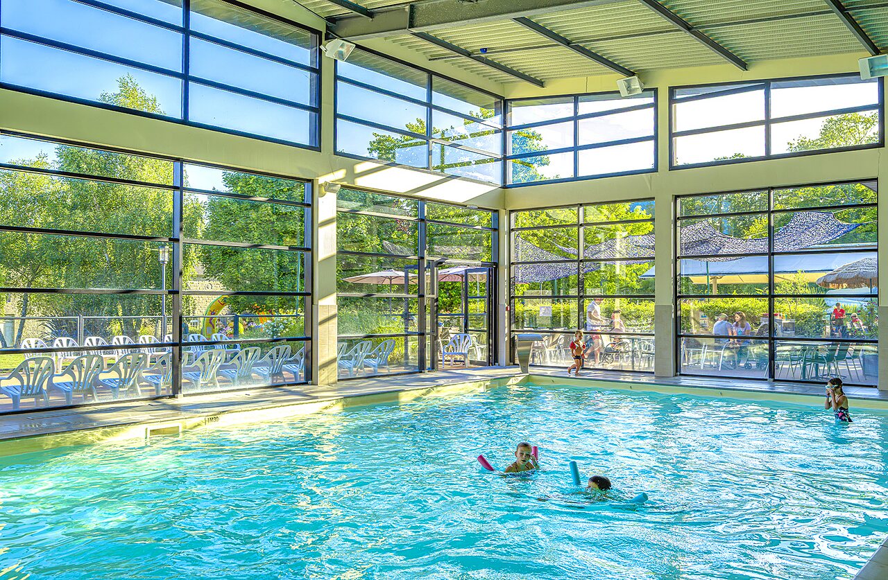 Piscina cubierta, ni�os, ventanales en camping CAPFUN Ch�teau de Galin�e, SAINT CAST LE GUILDO.