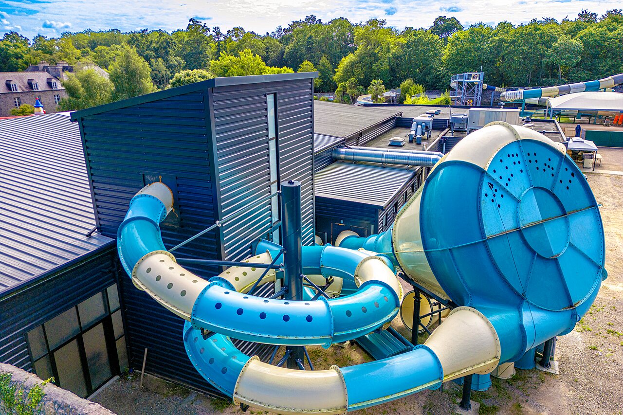 Toboganes acu�ticos gigantes, espiral y embudo, en el CAPFUN Ch�teau de Galin�e (22).