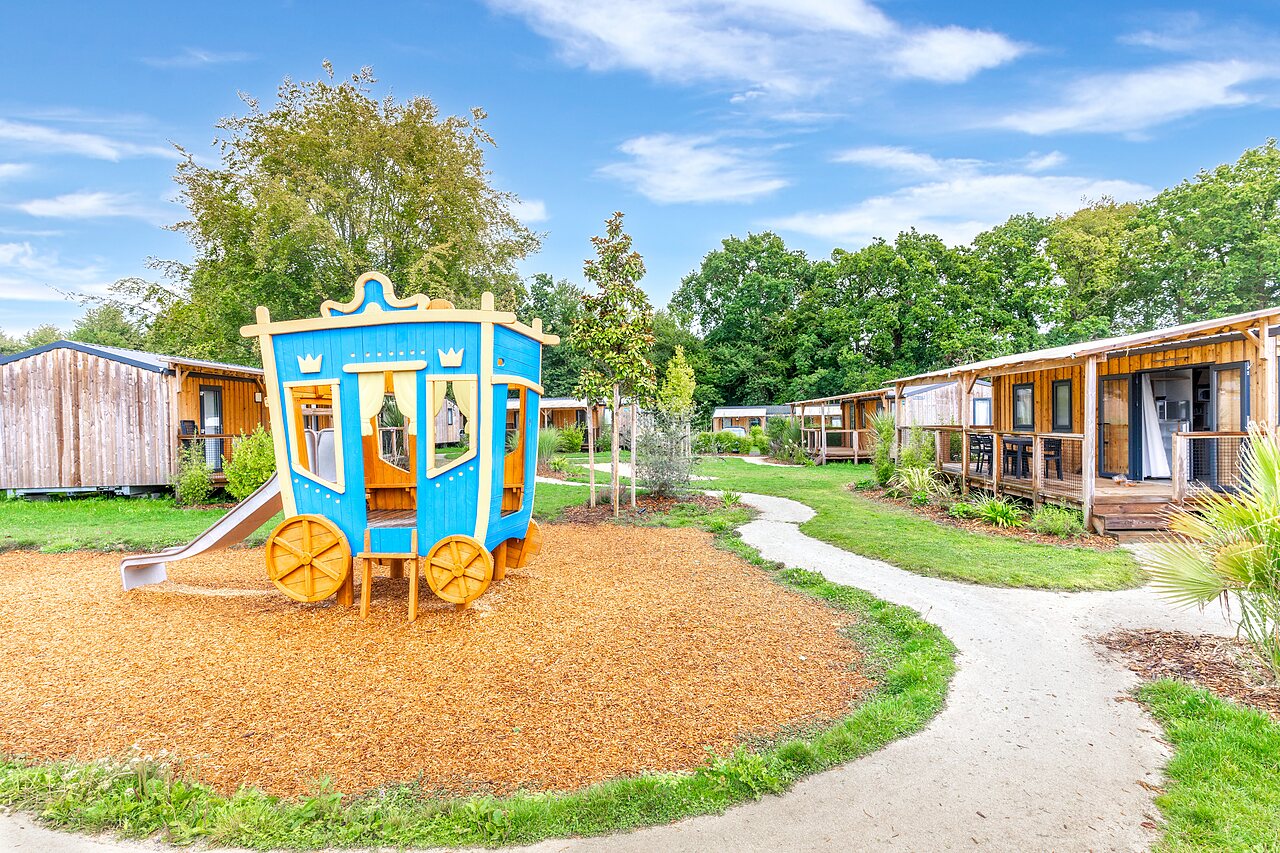 Zona de juegos carruaje, tobog�n y mobil-homes en el camping CAPFUN Ch�teau de Galin�e en SAINT CAST LE GUILDO (22).
