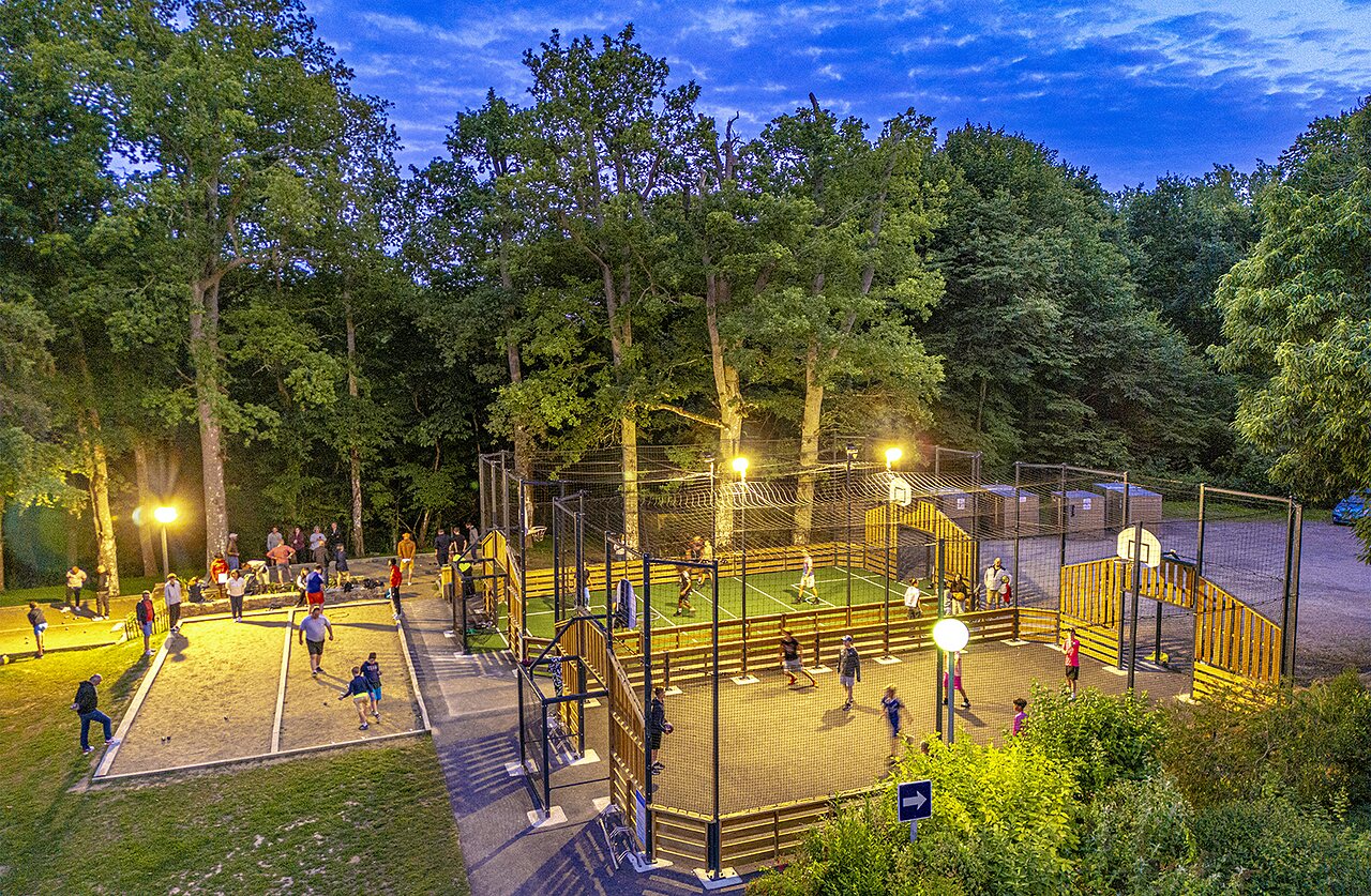 Canchas multideporte y petanca activas en el camping CAPFUN Ch�teau de Galin�e en SAINT CAST LE GUILDO (22).