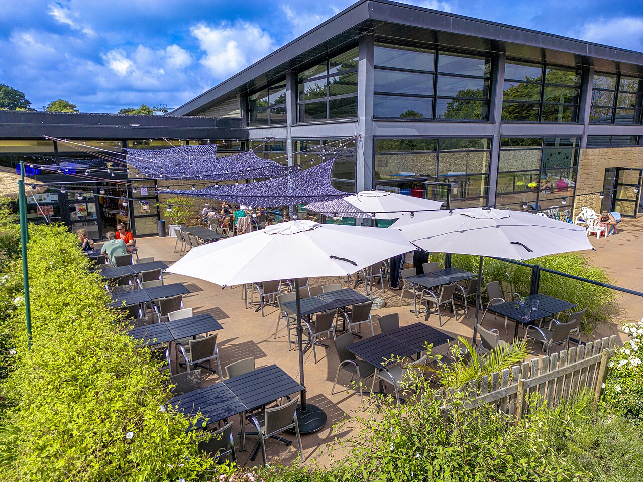 Terraza soleada del restaurante-bar en el camping CAPFUN Ch�teau de Galin�e en SAINT CAST LE GUILDO.