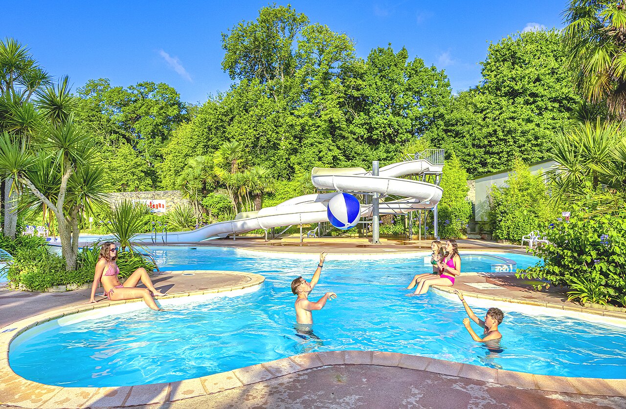 Piscina exterior con toboganes y juegos acu�ticos en el camping CAPFUN Ch�teau de Galin�e en SAINT CAST LE GUILDO (22).