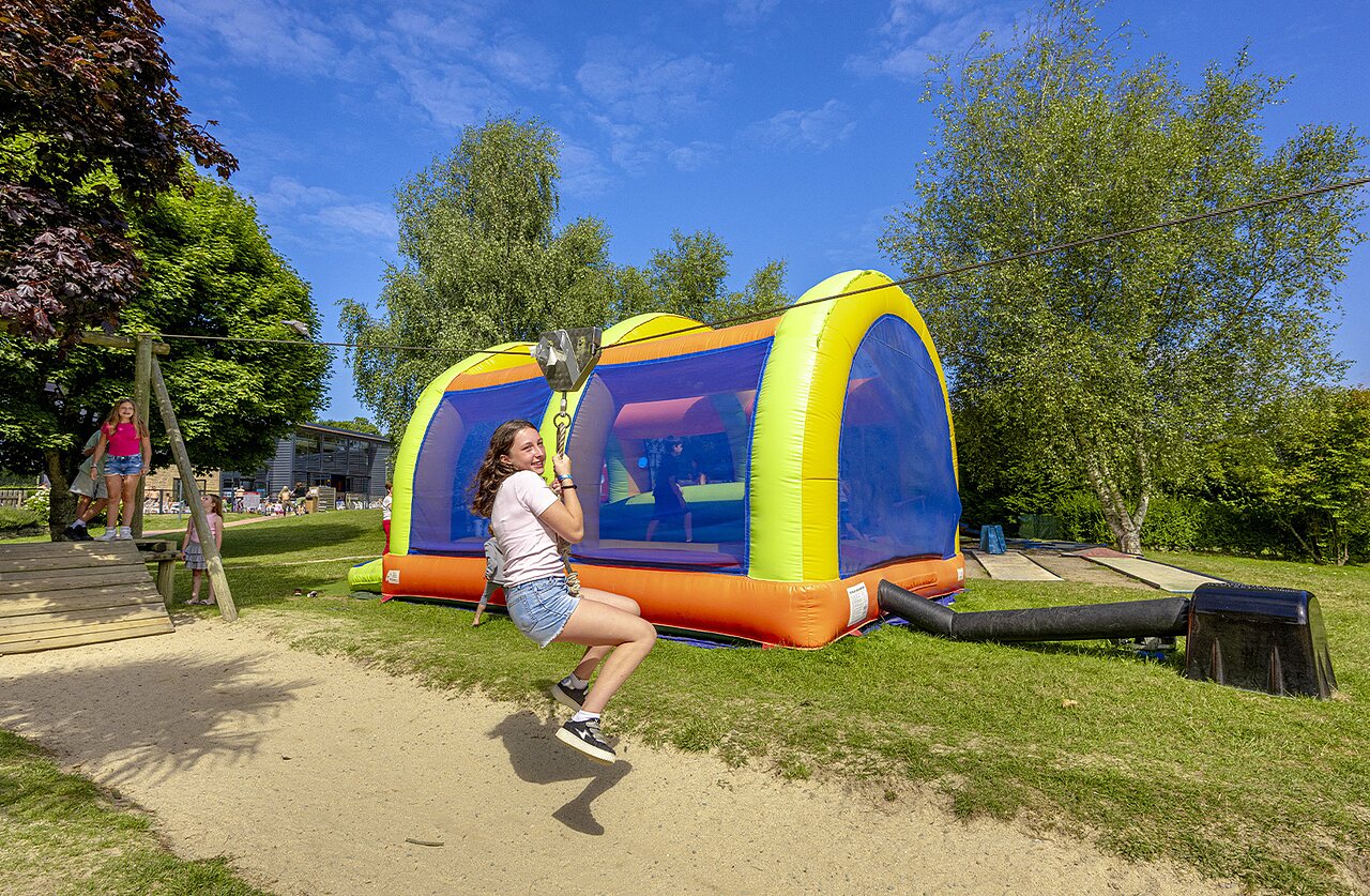 Tirolina y castillo hinchable en CAPFUN Ch�teau de Galin�e en SAINT CAST LE GUILDO.