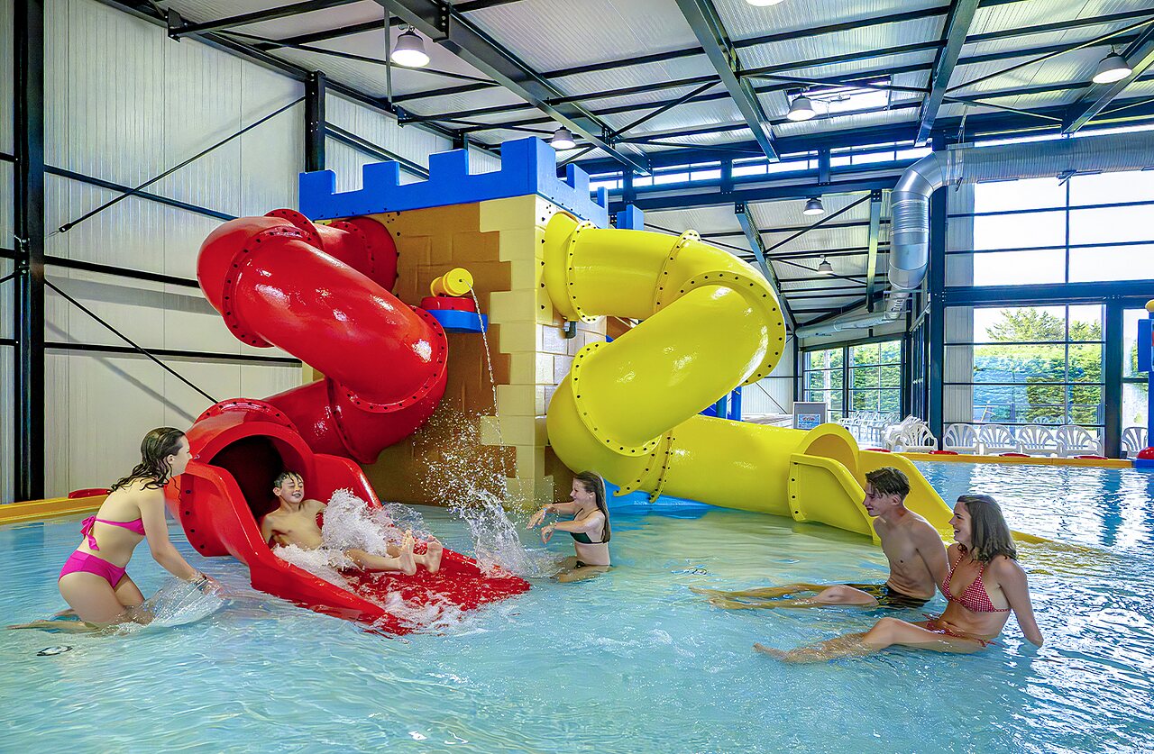 Piscina cubierta con toboganes en el camping CAPFUN Ch�teau de Galin�e en SAINT CAST LE GUILDO (22).
