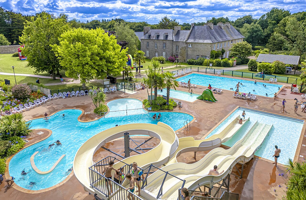 Piscinas, toboganes y r�o en el camping CAPFUN Ch�teau de Galin�e en SAINT CAST LE GUILDO (22).