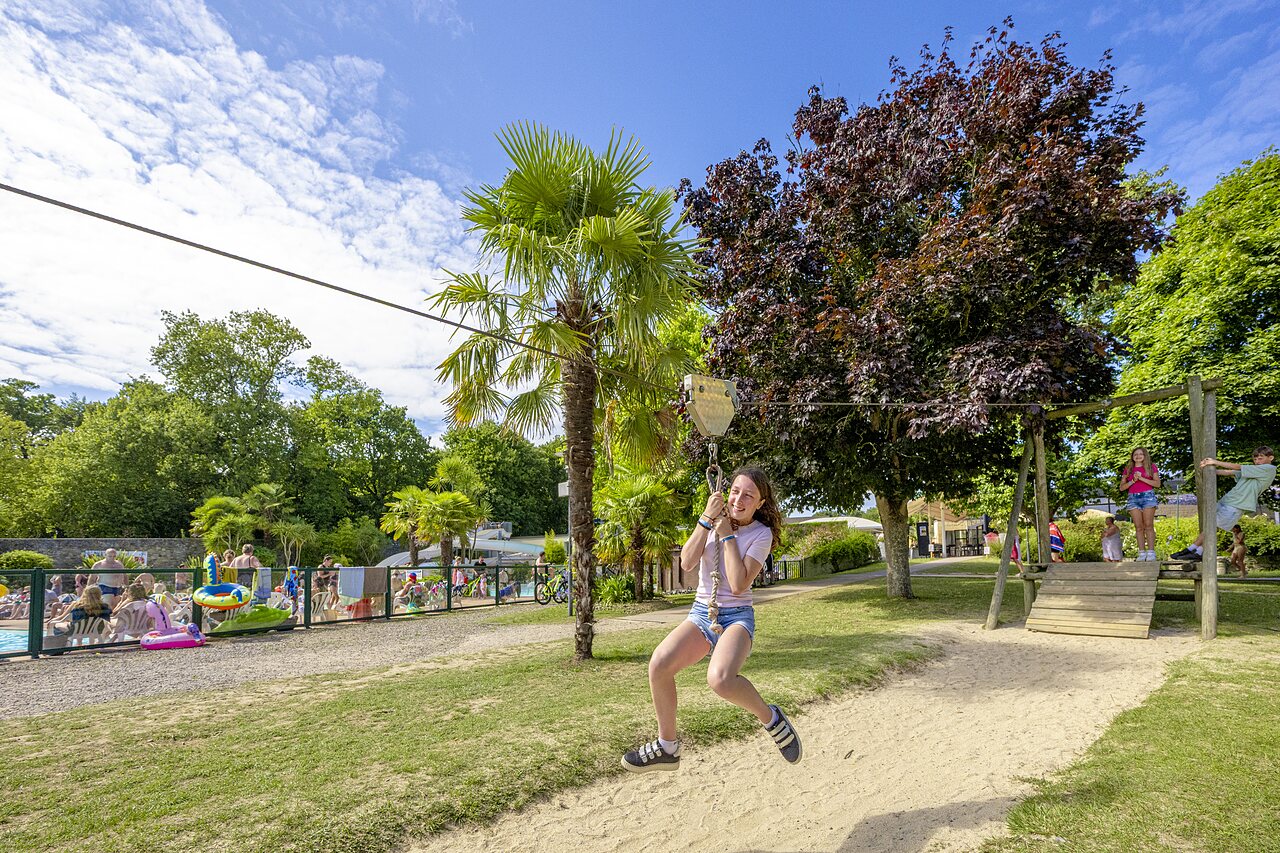 Tirolina, juegos y piscina en el camping CAPFUN Ch�teau de Galin�e en SAINT CAST LE GUILDO (22).