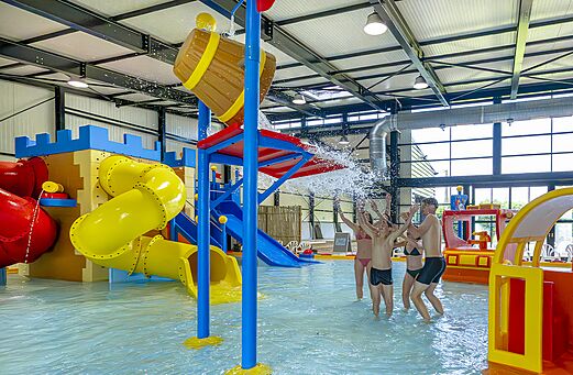 Piscina cubierta, toboganes y juegos en CAPFUN Château de Galinée (22).