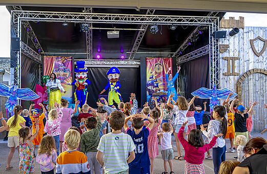 Espectáculo de animación infantil con mascotas y artistas en el escenario en el camping CAPFUN Château de Galinée en SAINT CAST LE GUILDO (22).