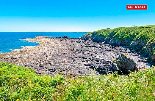 Costa rocosa y acantilados verdes del Cap Fréhel, cerca del camping.
