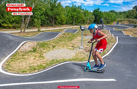 Pumptrack moderno y niño en patinete en el camping CAPFUN Château de Galinée (22).
