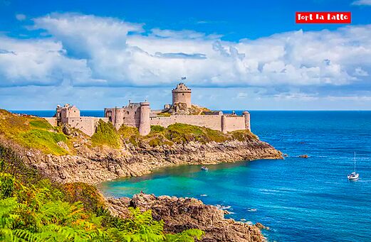 Fort La Latte, castillo medieval en la costa rocosa de Bretaña, para visitar.