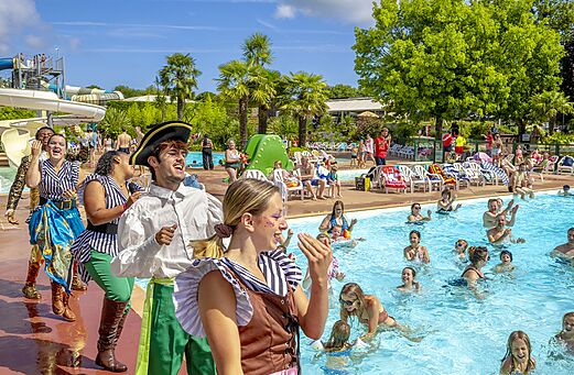 Animadores disfrazados y bañistas alegres en la piscina del camping CAPFUN Château de Galinée en SAINT CAST LE GUILDO (22).