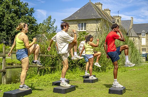Actividad de step en grupo al aire libre en el camping CAPFUN Château de Galinée (22).