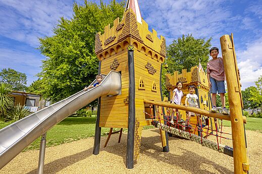 Zona de juegos castillo, tobogán y niños en el camping CAPFUN Château de Galinée en SAINT CAST LE GUILDO (22).