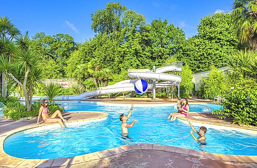 Piscina exterior, tobogán acuático, familia en el camping CAPFUN Château de Galinée.