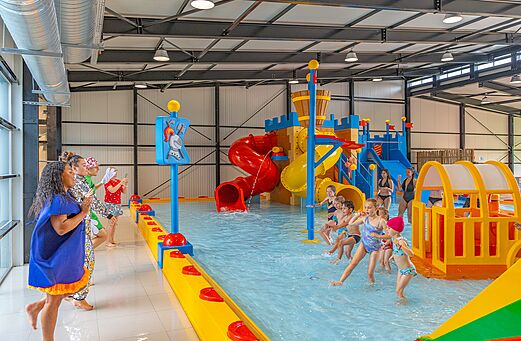 Piscina cubierta, juegos acu�ticos en el camping CAPFUN Ch�teau de Galin�e en SAINT CAST LE GUILDO (22).