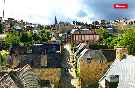 Calle adoquinada histórica y casas medievales en Dinan, ciudad para visitar en Bretaña.
