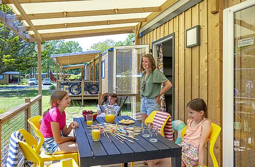 Mobil-home, terraza en el camping CAPFUN Château de Galinée en SAINT CAST LE GUILDO (22).