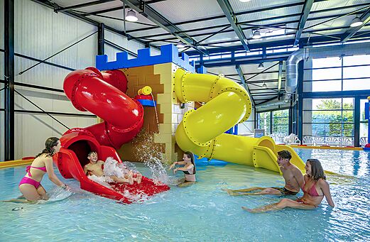 Toboganes acuáticos y piscina cubierta para niños en el camping CAPFUN Château de Galinée en SAINT CAST LE GUILDO (22).
