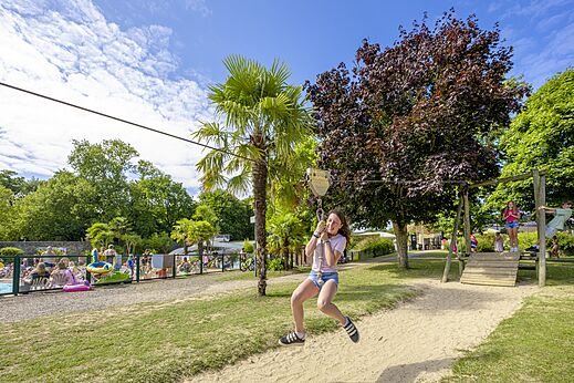Tirolina en el camping CAPFUN Château de Galinée en SAINT CAST LE GUILDO (22).
