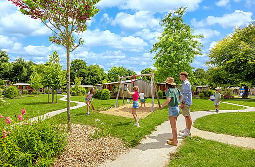 Zona de juegos con columpio y ni�os en el camping CAPFUN Ch�teau de Galin�e en SAINT CAST LE GUILDO (22).