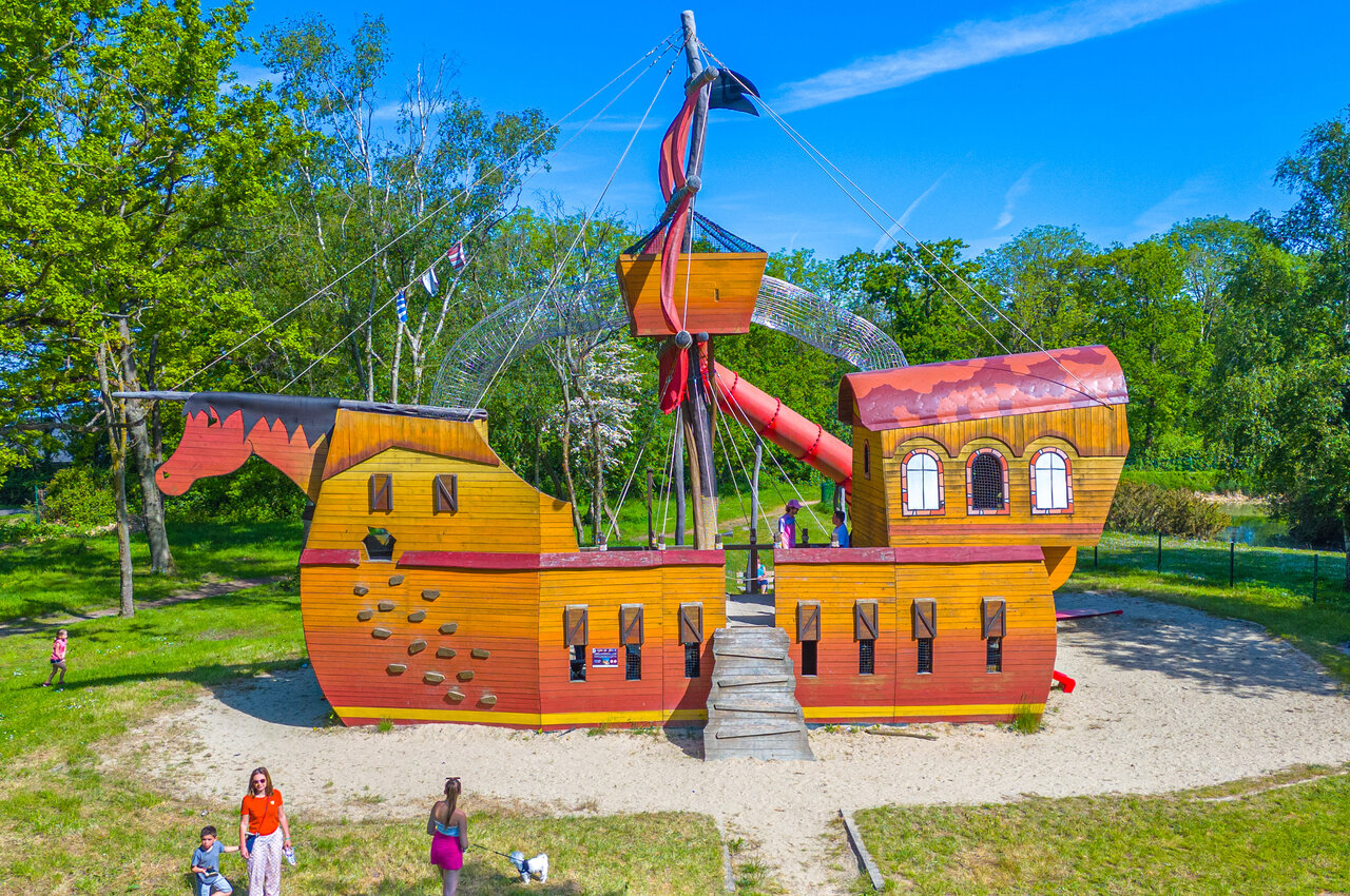 Parque infantil barco pirata, tobog�n, ni�os en CAPFUN Chateau d'Arvid Villerville (14).