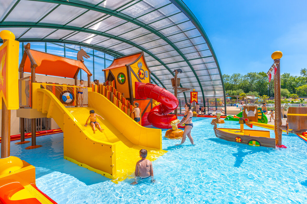 Piscina cubierta, toboganes, juegos acu�ticos en CAPFUN Chateau d'Arvid Villerville (14).