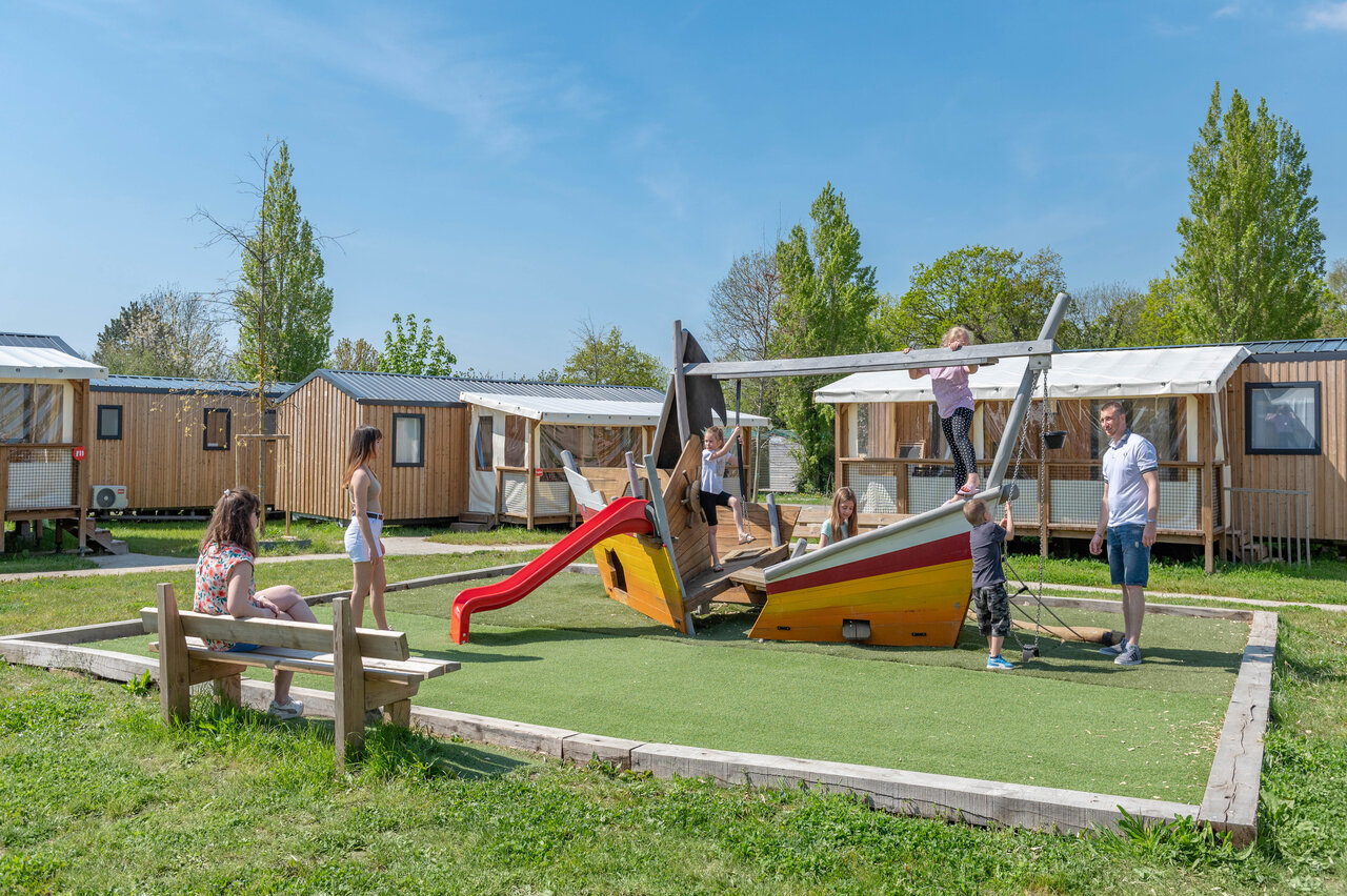Parque infantil barco con tobog�n y ni�os, mobil-homes en el camping CAPFUN Chateau d'Arvid en Villerville (14).
