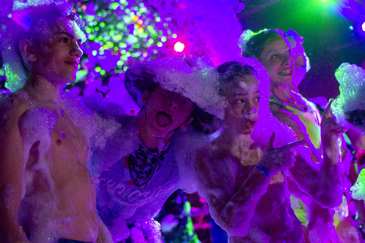 Fiesta espuma animada, j�venes y luces al camping CAPFUN Chateau d'Arvid en Villerville (14).