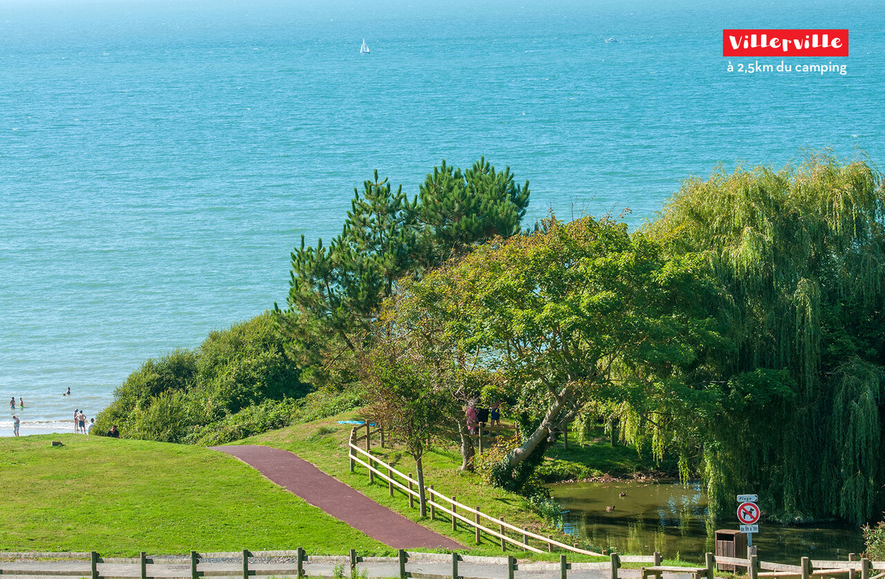 Playa de Villerville y mar turquesa, lugar para visitar cerca del camping.