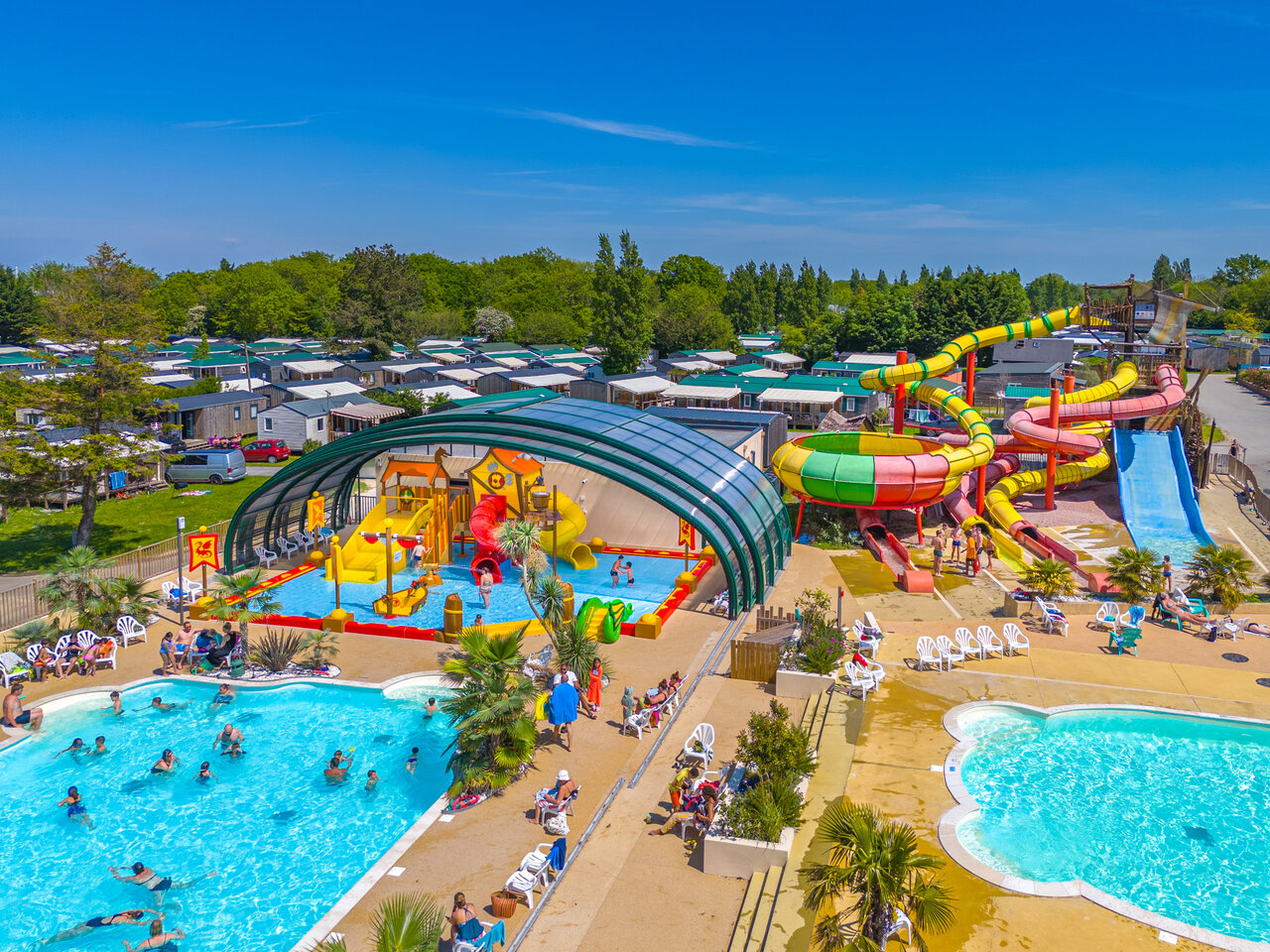 Gran piscina, toboganes acu�ticos y juegos de agua en el camping CAPFUN Chateau d'Arvid en Villerville (14).