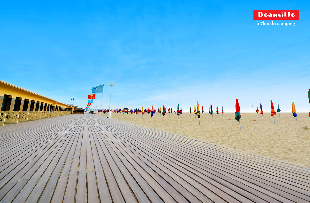 Las Planches de Deauville, cabinas y sombrillas coloridas en la playa de Normand�a.