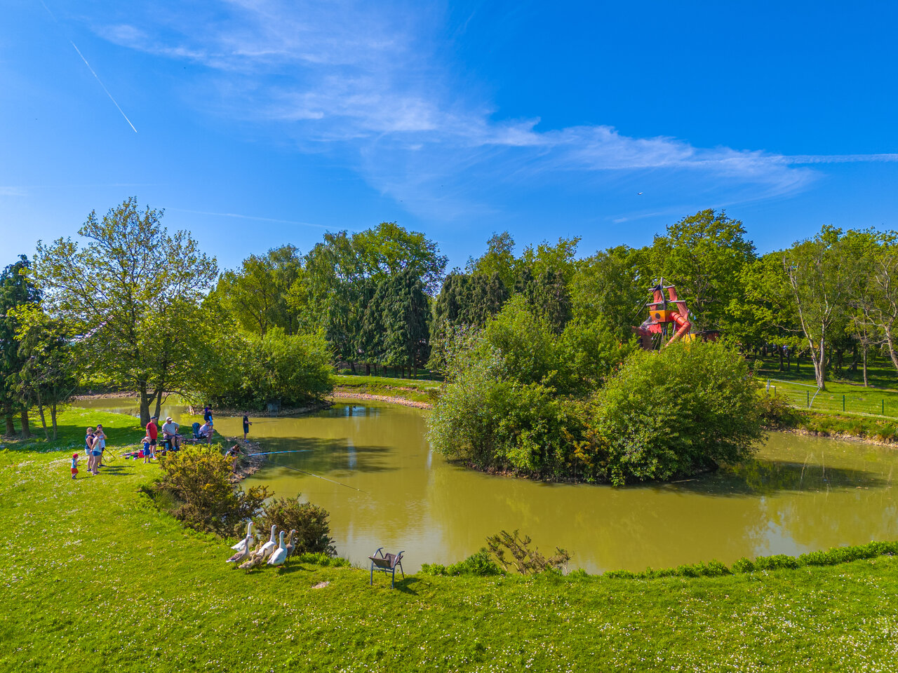Estanque de pesca, juegos barco pirata en el camping CAPFUN Chateau d'Arvid en Villerville (14).