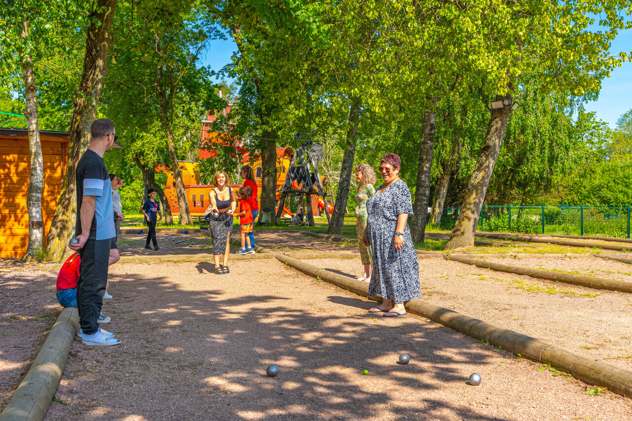 Jugadores de petanca en la cancha del camping CAPFUN Chateau d'Arvid.