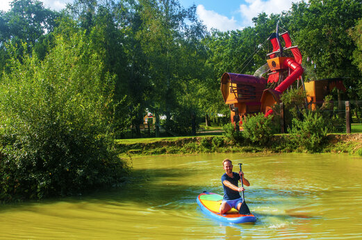 Paddleboard en agua, juegos barco pirata en CAPFUN Chateau d'Arvid Villerville (14).