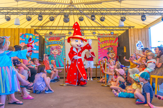 Animaci�n con mascota y ni�os en el escenario del camping CAPFUN Chateau d'Arvid en Villerville (14).