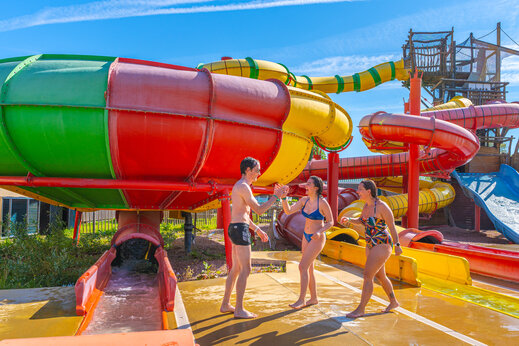 Toboganes acuáticos coloridos y personas divirtiéndose en el camping CAPFUN Chateau d'Arvid en Villerville (14).