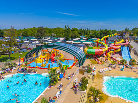 Piscinas, toboganes y juegos acuáticos en CAPFUN Chateau d'Arvid en Villerville (14).