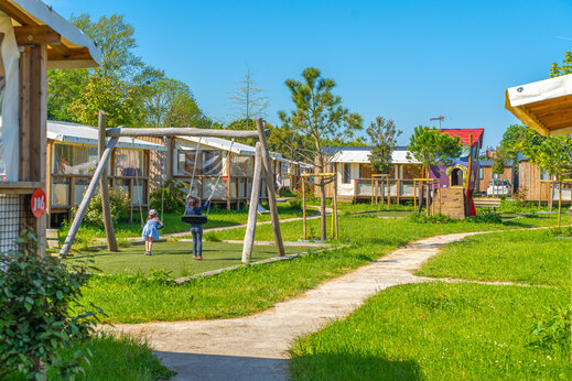 Columpios y zona de juegos infantiles en el camping CAPFUN Chateau d'Arvid en Villerville (14).