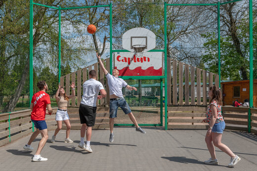 Cancha multideportiva para baloncesto en el camping CAPFUN Chateau d'Arvid en Villerville.
