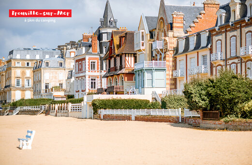 Villas históricas y playa de arena en Trouville-sur-Mer, Normandía.