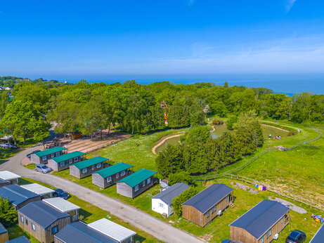 Camping CAPFUN Chateau d'Arvid: vista aérea, Mobil-homes, estanques y mar.