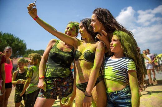 Animaci�n fiesta de colores, grupo sonriente tomando un selfie en el camping CAPFUN Chateau d'Arvid.