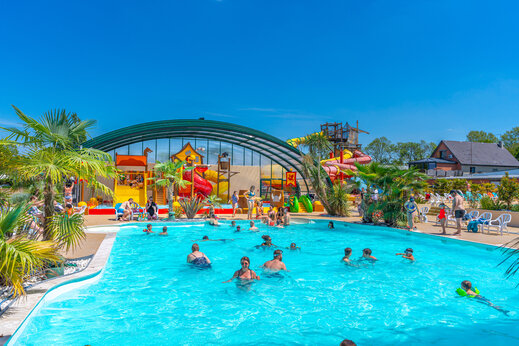 Piscina exterior, toboganes y juegos acuáticos en el camping CAPFUN Chateau d'Arvid en Villerville (14).