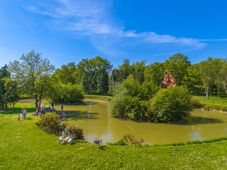 Pesca en estanque con familia y ni�os en el camping CAPFUN Chateau d'Arvid en Villerville.